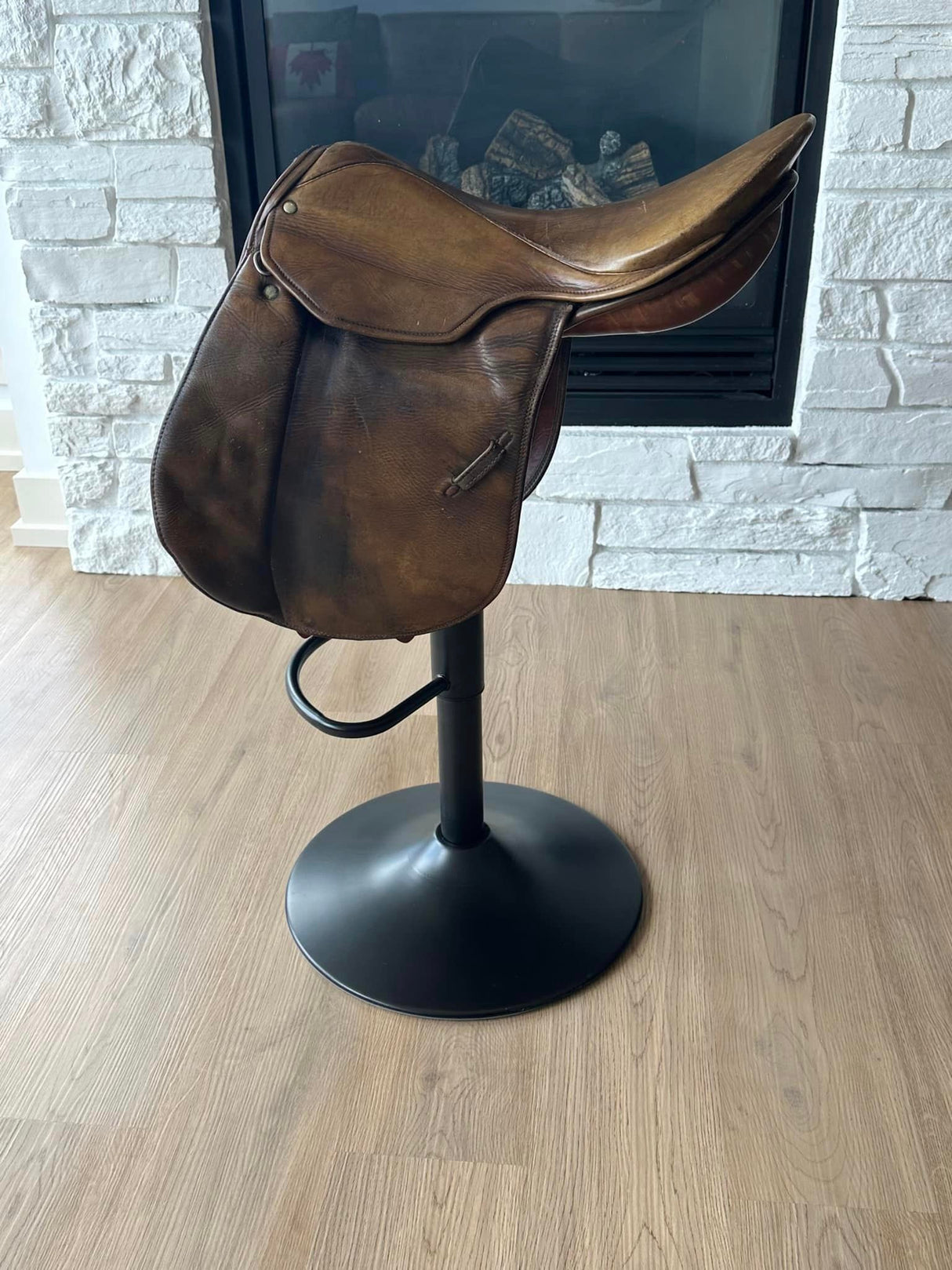 STUBBEN PARZIVAL CLOSE CONTACT SADDLE BAR/COUNTER STOOL